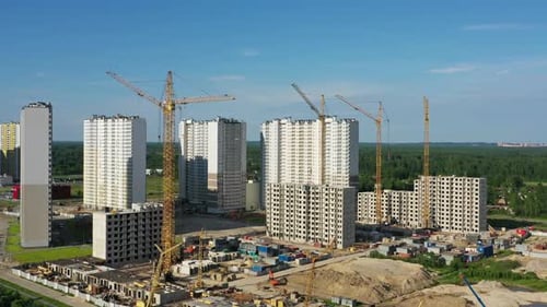 Bau von Kranen und im Bau befindlichen Gebäuden