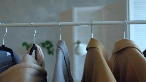 Kleidung, die im Kleiderschrank hängt
