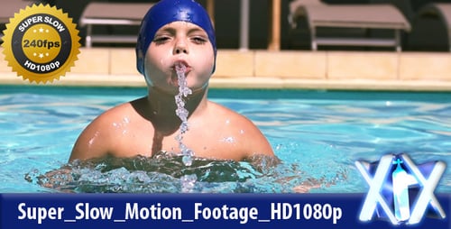 Menino brincando na piscina