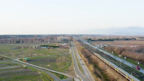 Zug fährt auf dem Land vorbei