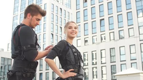Fantastische blonde Frau wird mit Ems trainieren
