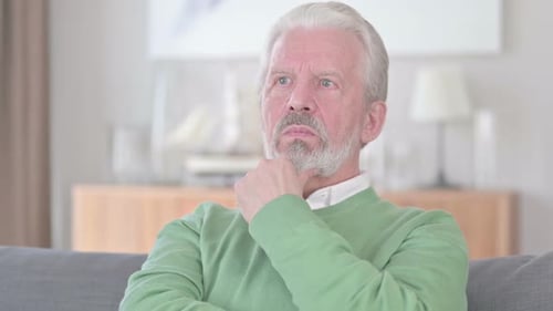 Nachdenklicher alter Mann denkt Brainstorming
