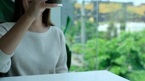 Gros plan d'un couple de personnes qui tintent et boivent du café ensemble