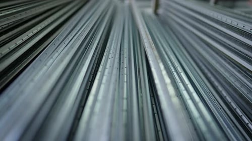 Perfiles de esquina de aluminio y acero inoxidable fabricados que se encuentran en almacenes interiores