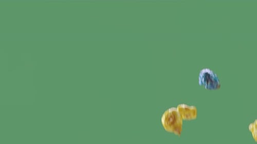 Mehrfarbiges Popcorn fliegt und fällt isoliert auf ChromaKey-Hintergrund