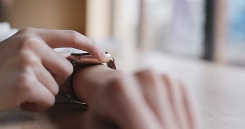 Using smart watch in coffee shop