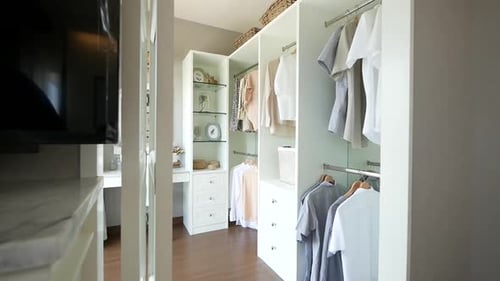 Idée de décoration de dressing blanche et élégante