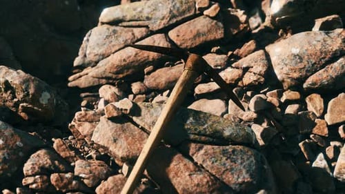 Retro-Spitzhacke auf den Felsen