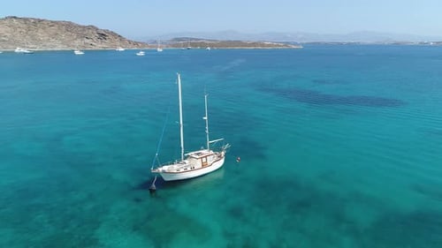 Der Strand von Monastiri auf der Insel Paros in den Kykladen in Griechenland von der