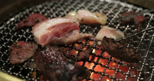 Carne a la parrilla sobre red metálica