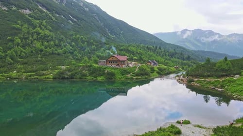 Vue aérienne du lac Zelene pleso dans les Hautes Tatras en Slovaquie