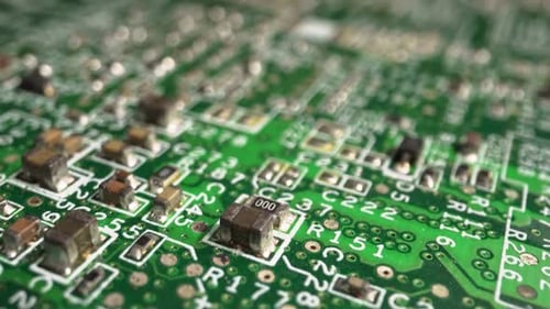 Extreme Nahaufnahme einer grünen Leiterplattenelektronik, aufgenommen mit Dolly