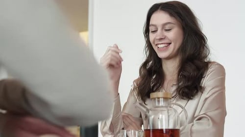 Zwei Freunde treffen sich im Restaurant