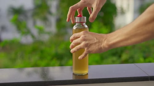 Gros plan d'une bouteille en verre d'une boisson au kombucha