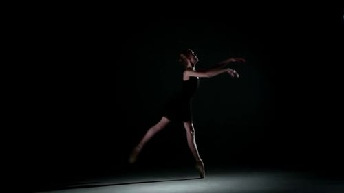 Balletttänzer isoliert auf schwarzem Hintergrund