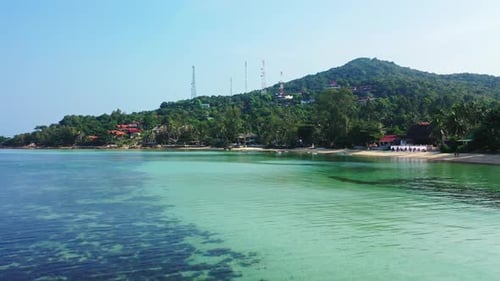 Naturaleza aérea de arriba hacia abajo de la exótica costa, tiempo de playa junto al mar azul y arena blanca, fondo de viaje