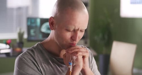 Patient atteint de cancer priant pendant la chimiothérapie