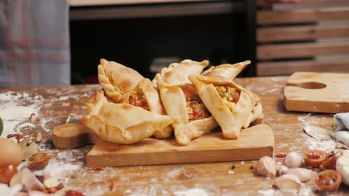 Empanadas frites croustillantes avec farce au bœuf haché servies sur un plateau de service blanc