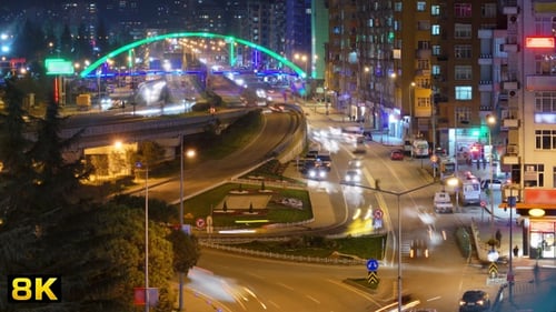 Überfüllter Stadtverkehr an der Kreuzung bei Nacht