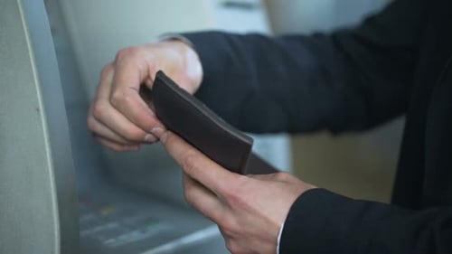 Geldautomat defekt, Kunde hat Problem mit Kartenleserdiensten