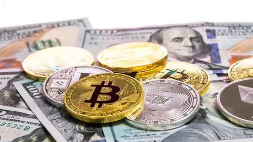 Bitcoin et crypto-monnaie sur des billets de cent dollars