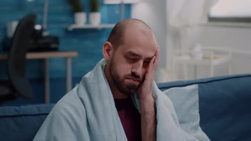 Gros plan d'une personne malade frottant les mains sur les tempes contre le mal