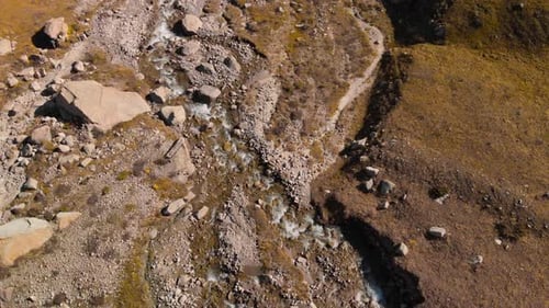 Luftaufnahme des Flusses im Gebirgstal