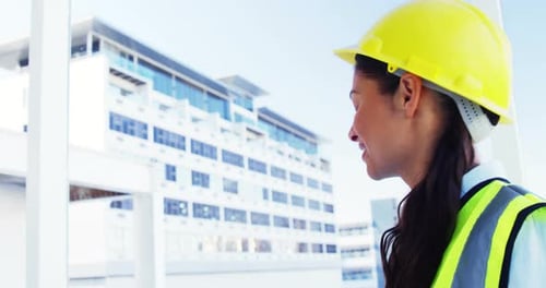 Ingenieur schaut sich den Bau und die Nutzung eines Tablet-Computers an