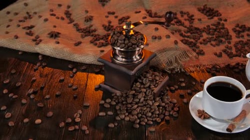 Tetera y taza de café en un platillo con canela y anís