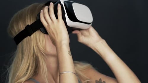 Femme utilisant un simulateur de réalité virtuelle