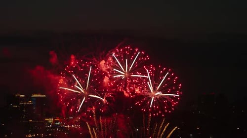 Feux d'artifice lumineux au-dessus d'une ville