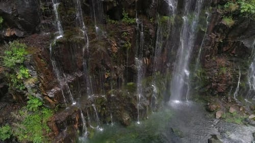 Drohne erhebt sich über einem Fluss und zeigt den Wasserfall Cascade in Georgia. Zeitlupe