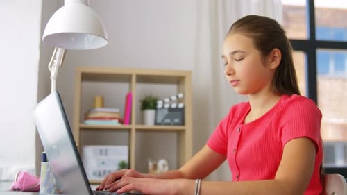 Studentisches Mädchen mit Laptop, der zu Hause lernt