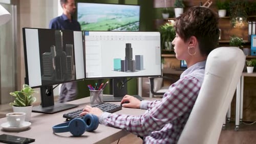 Junge Architektin verwendet eine CAD- oder 3D-Software, um ein neues Gebäude zu entwerfen
