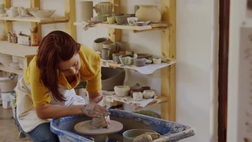Jeune potière travaillant dans son atelier