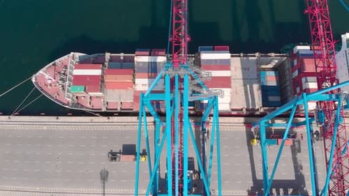 Drohne fliegt während des Frachtbetriebs über den Zollbereich über ein Containerschiff