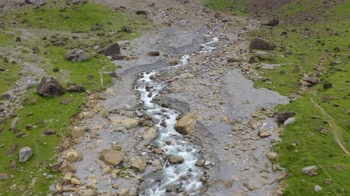 rivière de montagne rapide coulant entre des pierres rocheuses.