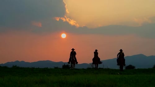 Drei Reiter in einem Sonnenuntergang - Eröffnungsfilm