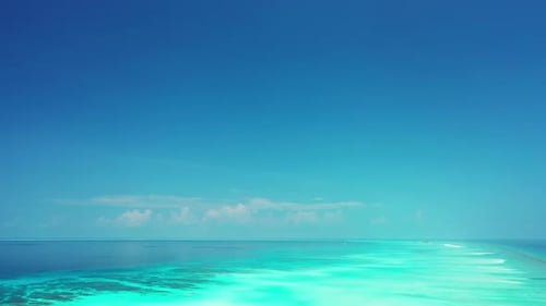 Drohnenreise durch exotische Bucht Beach Break am blaugrünen Ozean mit weißem Sandhintergrund eines d