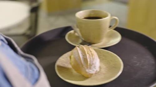 Kellnerin trägt Kaffee