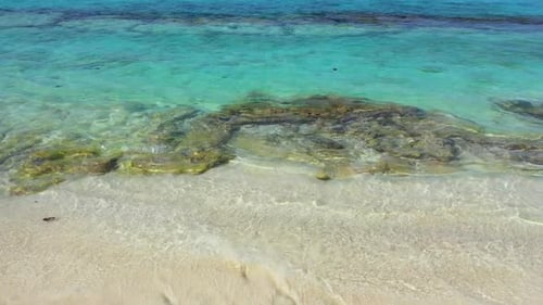 Un Zumbido aéreo fotografió la naturaleza del paraíso: viaje a la playa a la orilla del mar por mar transparente con fondo de arena blanca
