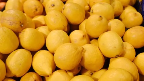Viele Zitronen auf dem Obstmarkt Bio-Lebensmittel für Vegetarier