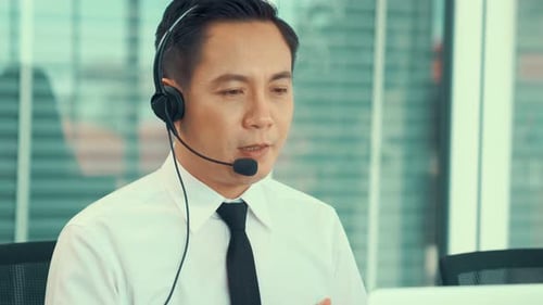 Geschäftsmann mit Headset arbeitet aktiv im Büro