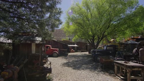 Camiones abandonados y casas de madera