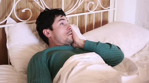 Nightmare Sleeping Man se réveille par un rêve effrayant