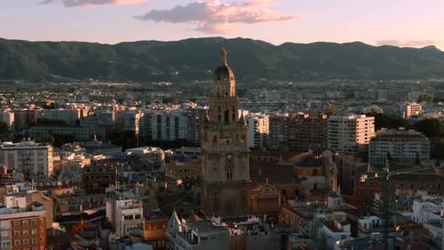 Toma aérea de la iglesia catedral de Santa María en Murcia, España
