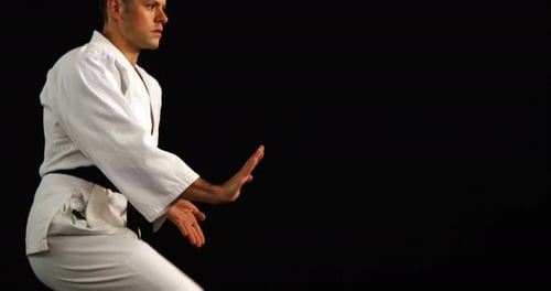 Mann übt Karate
