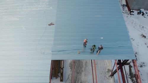 Luftaufnahme. Aus der Luft schießen. Montieren Sie im Rahmen der Arbeiter Are Builders das Dach