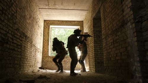 Des soldats prennent d'assaut un bâtiment occupé par l'ennemi
