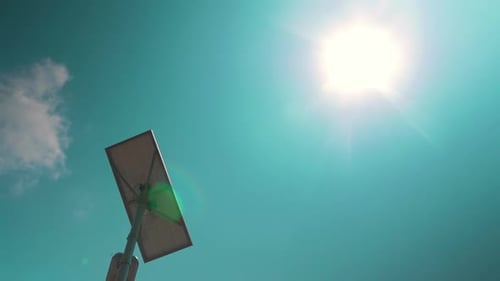 Straßenlaterne mit Solarbatterie gegen den Himmel